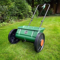 AThe Miracle-Gro  Drop Spreader has a spreading width of 45cm.